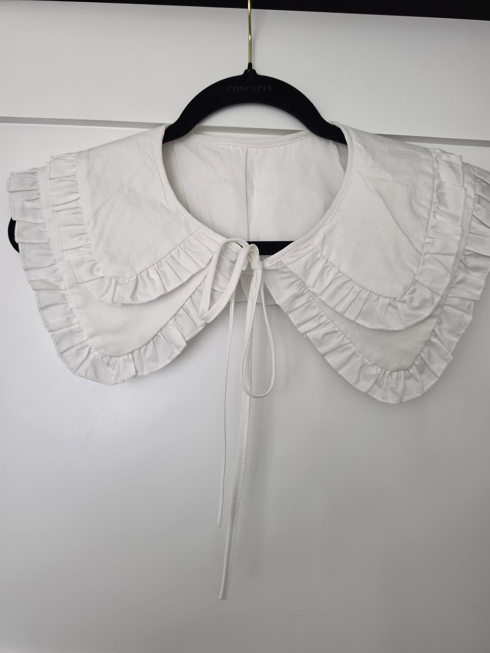 White Reversible Ruffled Peter Pan Collar